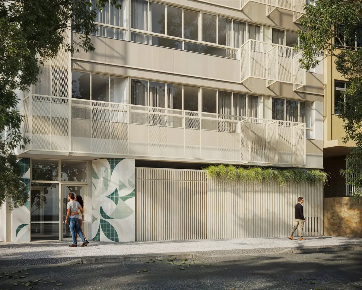 Acceso de Be in Rio en la Rua Pompeu Loureiro, con panel artístico en el basamento del edificio