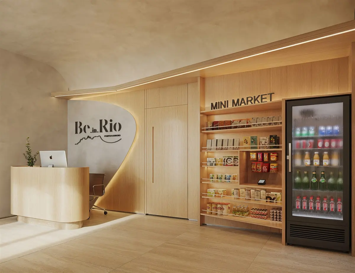 Mini market de Be in Rio en la planta baja, con estanterías y nevera de conveniencia