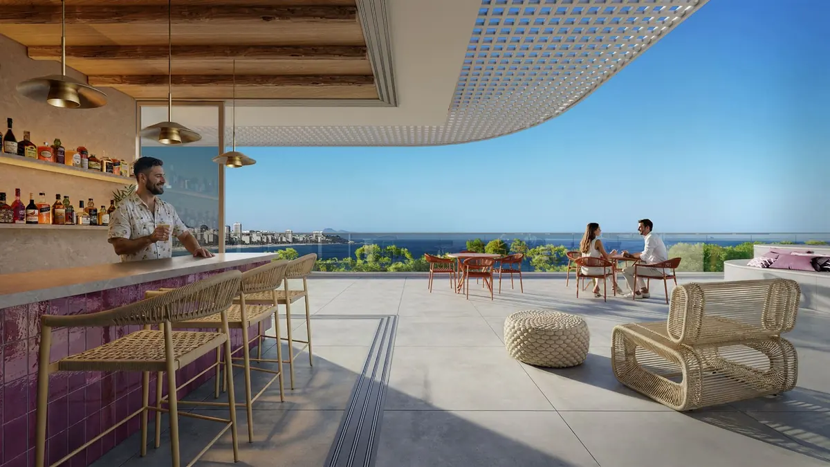 Bar da piscina do Costa Niemeyer, com banquetas voltadas para o mar