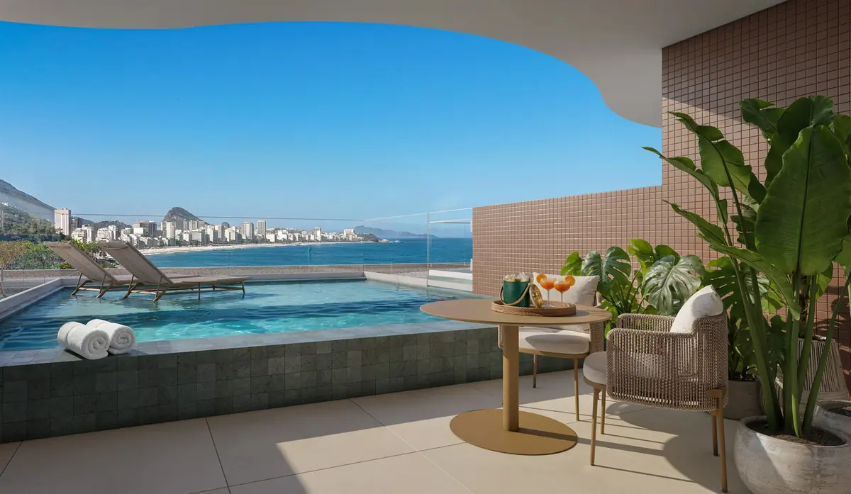 Terraço de studio do Costa Niemeyer com piscina privativa e vista para a praia e os prédios do Leblon
