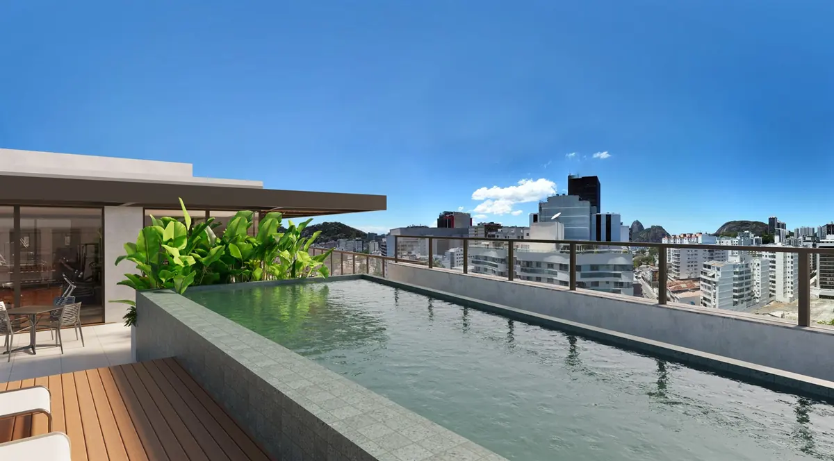 Piscina no rooftop do Estação Botafogo, com deck de madeira e os prédios de Botafogo ao fundo