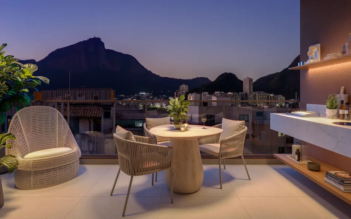 Terraço do apartamento 902, com espreguiçadeiras e vista para o entorno