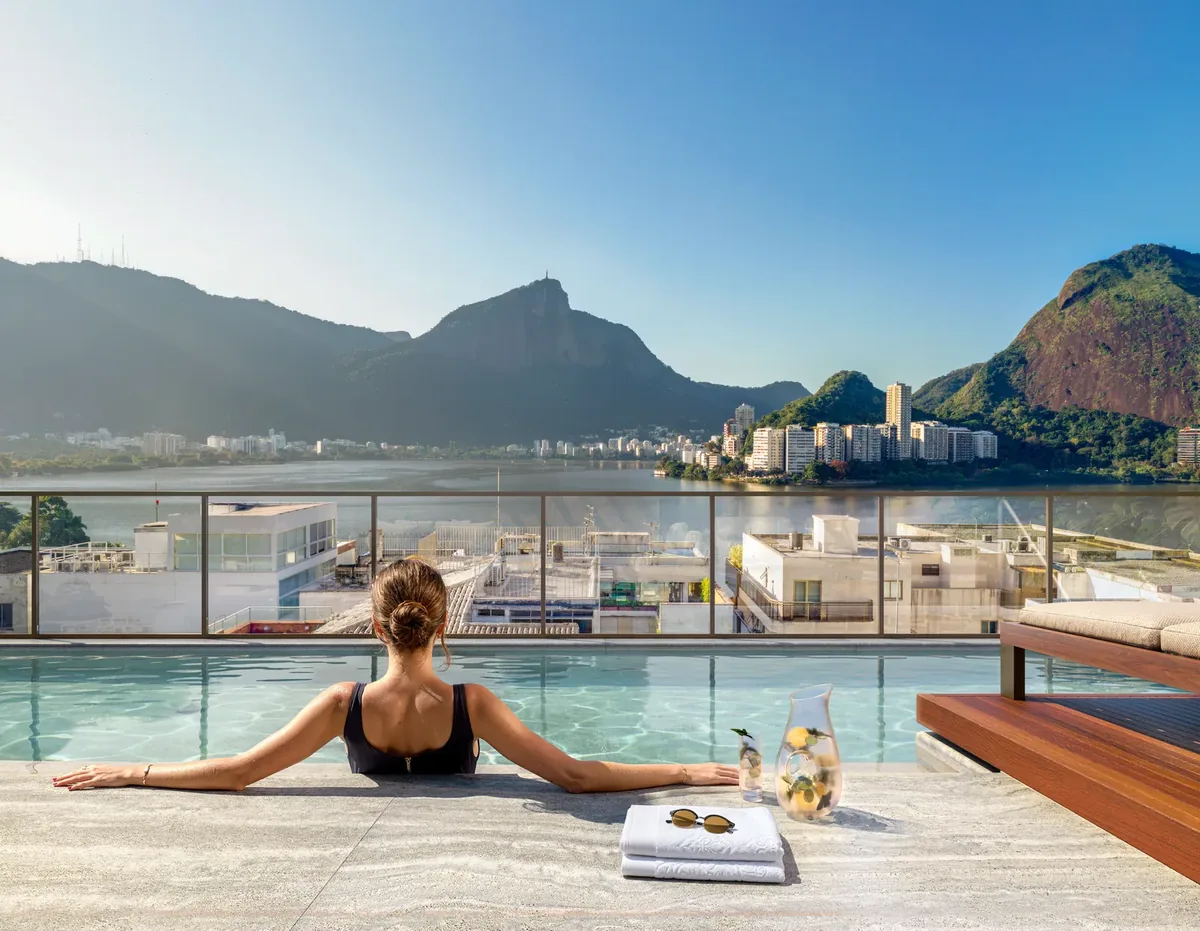 Piscina do rooftop do Jaguaripe 289, com vista para a Lagoa Rodrigo de Freitas e o Cristo Redentor