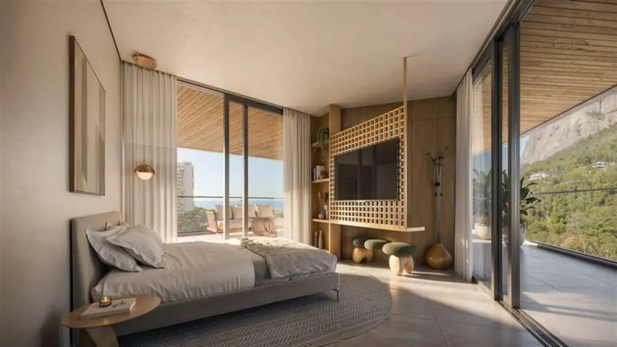 Suíte de apartamento do Vista Joá com saída direta para a varanda e vista para o verde