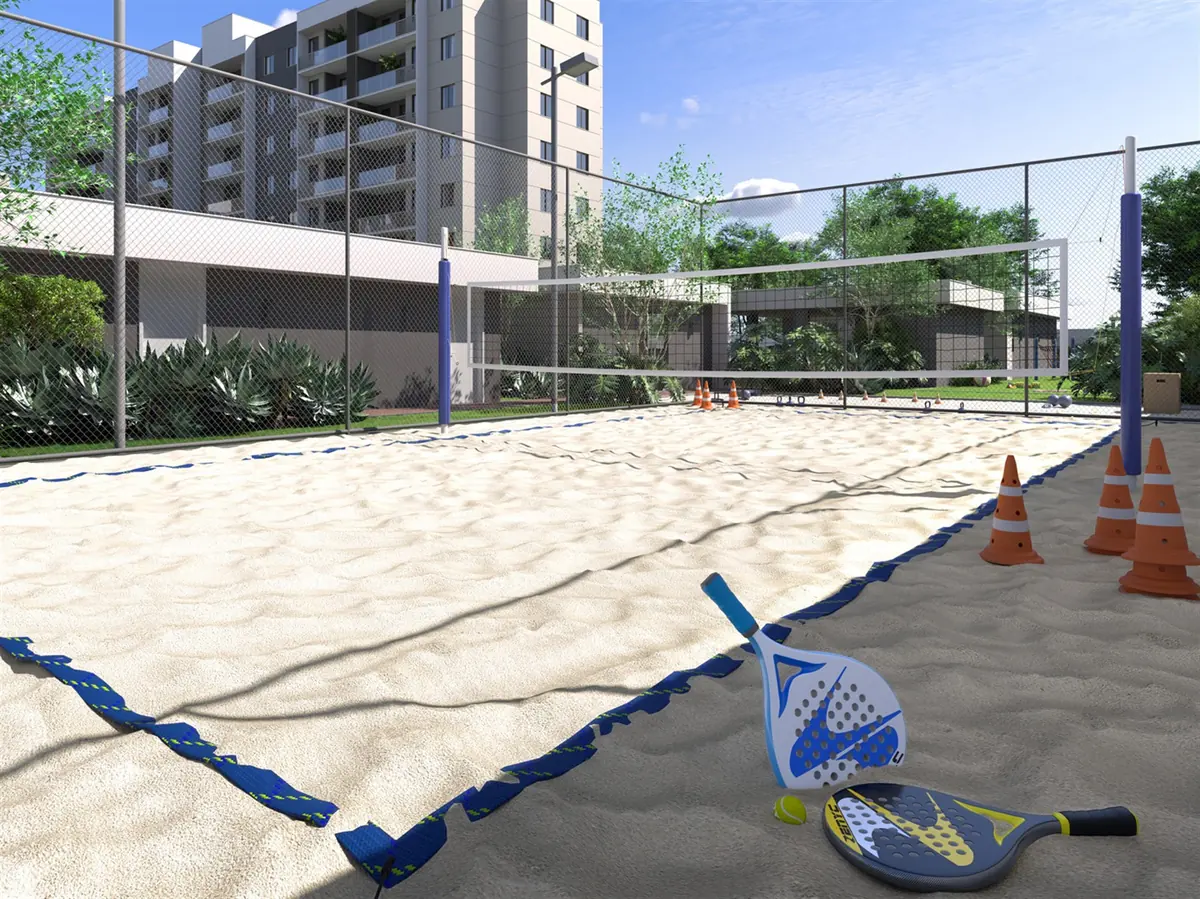 Quadra de areia para beach tennis do Vitale Tide, com raquetes e rede montada