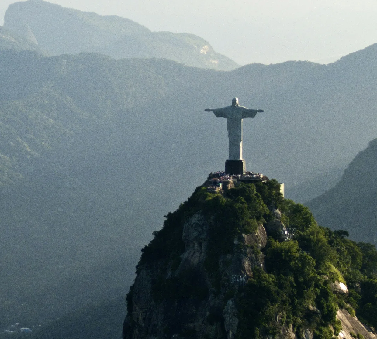 Cristo Redentor no alto do Corcovado, com as montanhas do Rio ao fundo